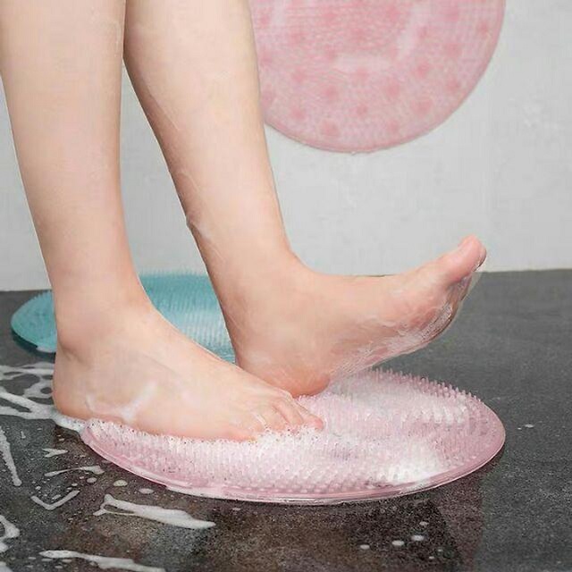 Không vệ sinh chân sạch sẽ trước khi mang giày cũng là nguyên nhân khiến giày bị hôi