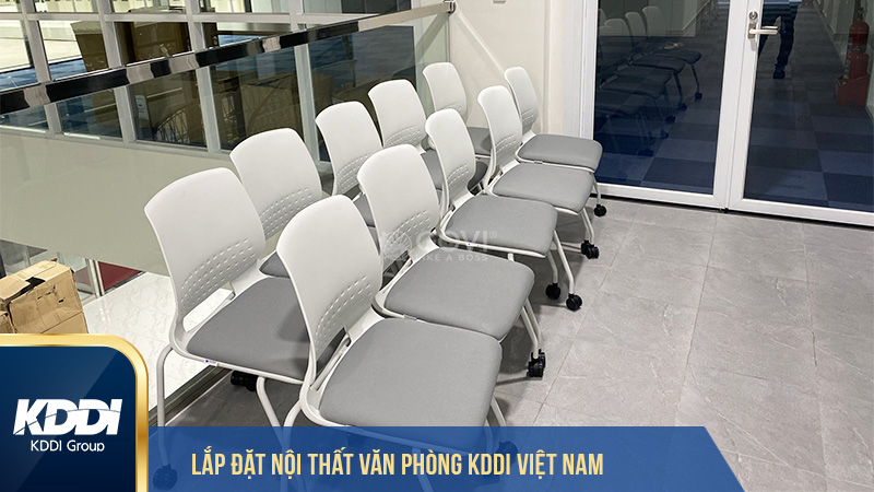 Lắp đặt nội thất văn phòng KDDI Việt Nam với ghế Training BG-805 trắng