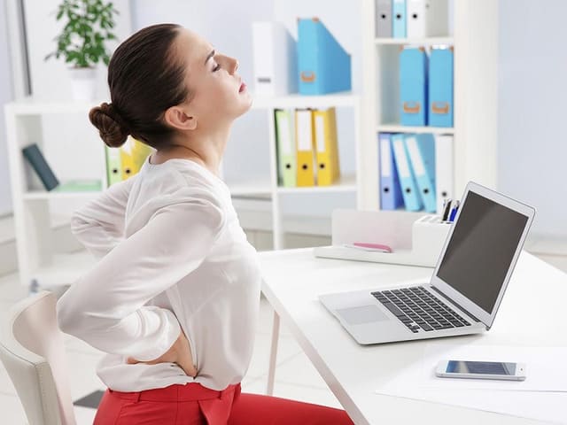 Ngồi lâu khiến lưng bị đau