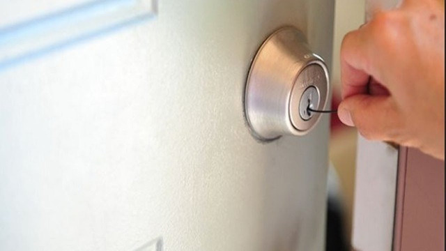 Dùng kẹp tăm để mở khóa tủ văn phòng