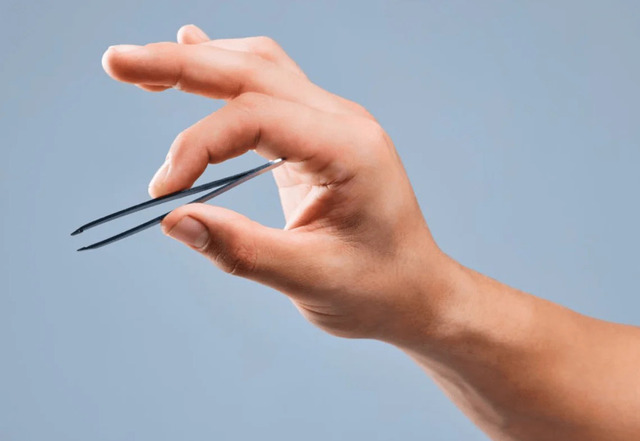 Dùng nhíp nhỏ để mở khóa tủ văn phòng