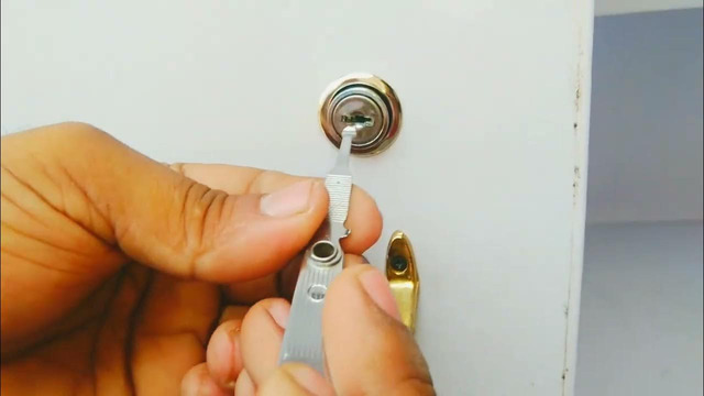 Mở khóa tủ gỗ bằng dũa móng tay