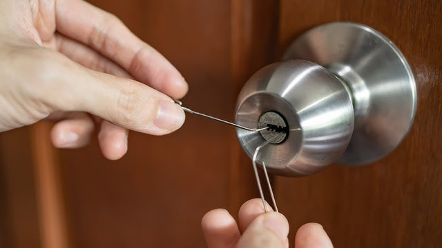 Mở khóa tủ sắt văn phòng bằng kẹp giấy