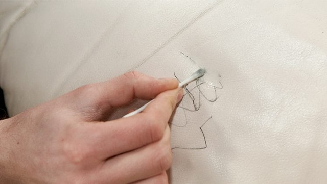 Tẩy vết mực bút bi trên sofa da bằng nước