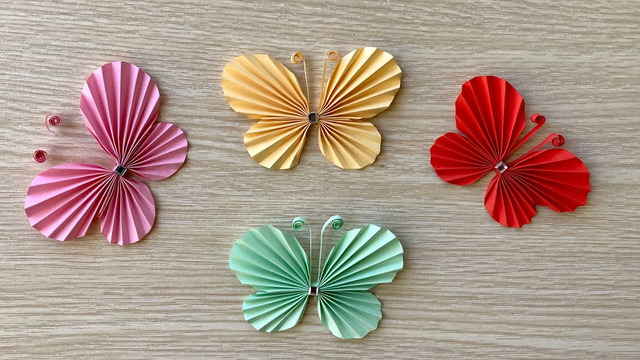 Con bướm giấy decor bàn học