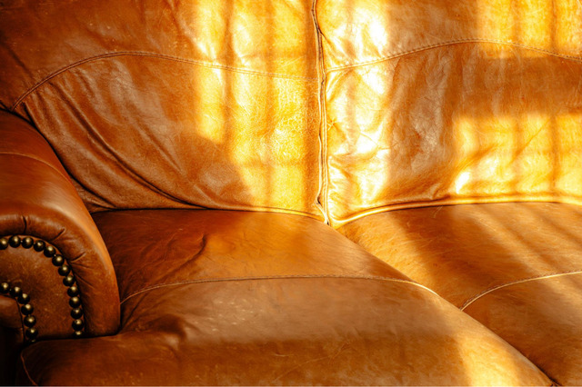 Sofa da bạc màu do nắng
