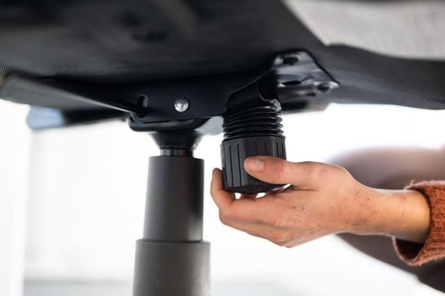 Điều chỉnh núm tension của ghế