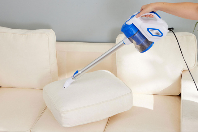 Hút bụi và vệ sinh sofa