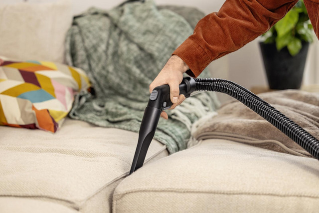 Vệ sinh kỹ các khe và đệm sofa
