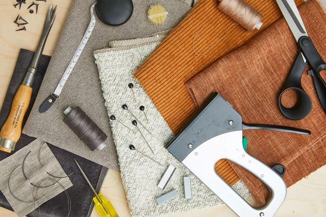 Dụng cụ chuẩn bị để bọc lại sofa