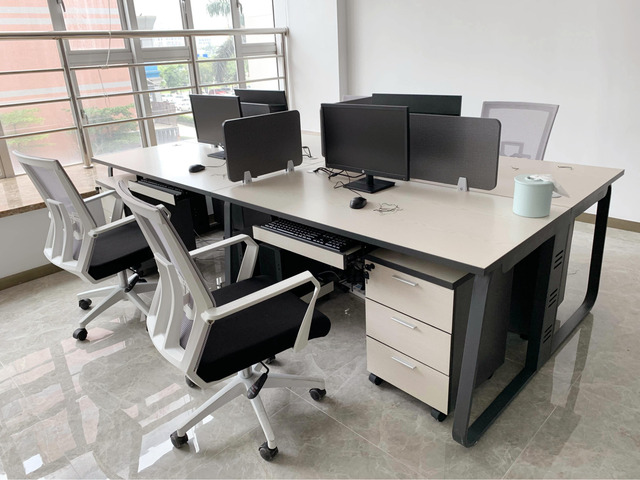 Văn phòng hot desk sử dụng tủ đựng di động