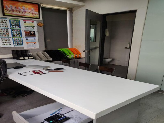 Bàn làm việc bên cạnh nhà vệ sinh